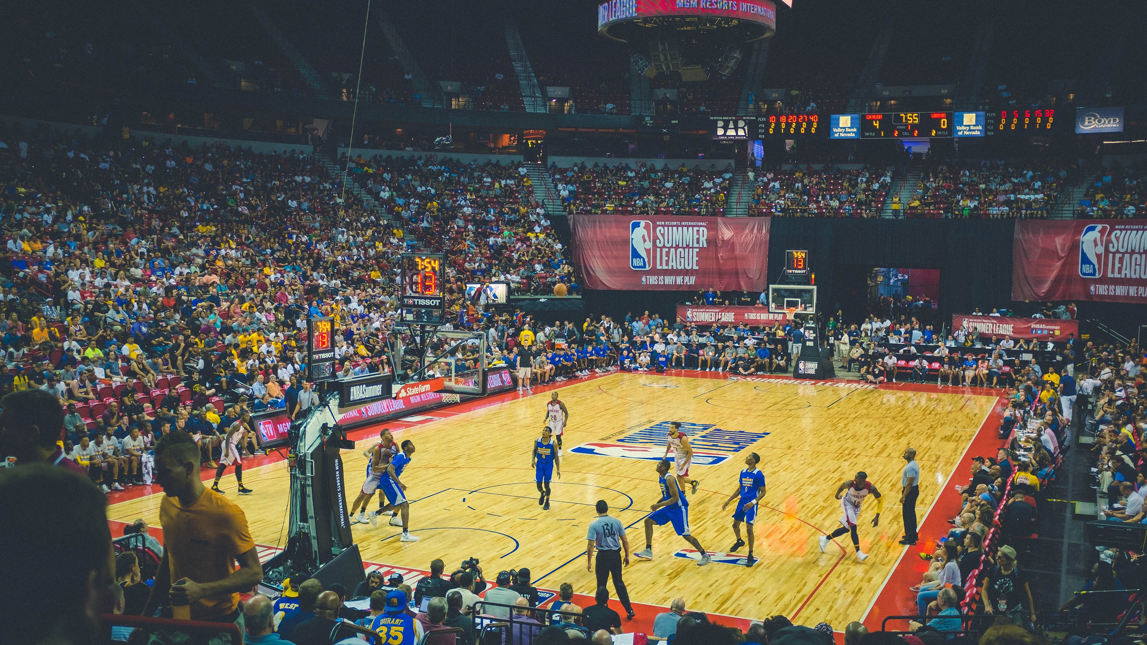 浓眉关键时刻显神威,快船险胜篮网夺关键胜利